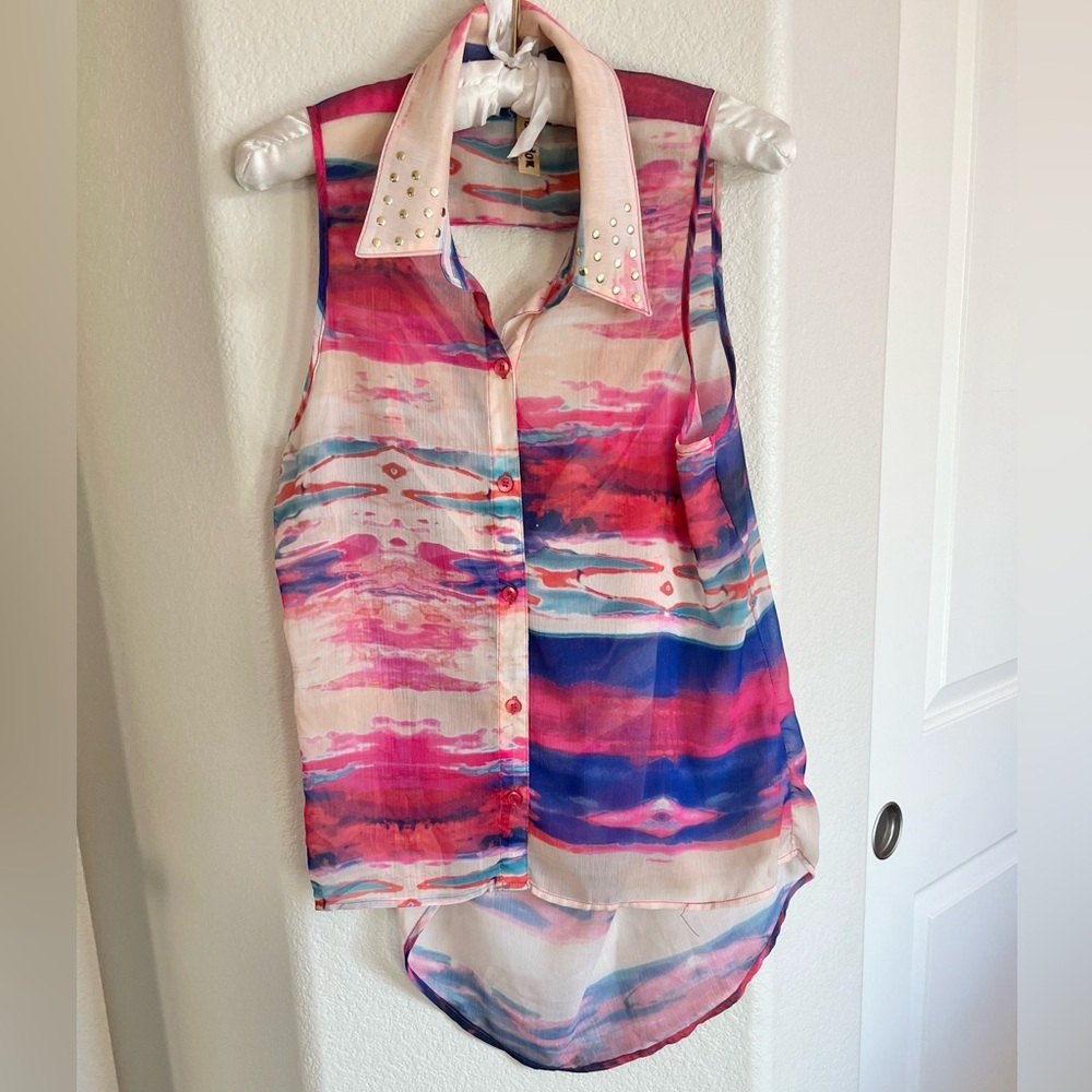 Eyeshadow Multicolor Sleeveless Blouse with Studded Collar